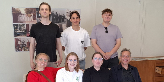 Gruppenbild des Fachgebiets Wissenschafts- und Techniksoziologie im Stahlhaus neben dem Hoesch-Museum