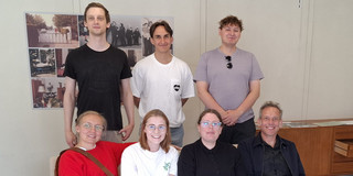 Gruppenbild des Fachgebiets Wissenschafts- und Techniksoziologie im Stahlhaus neben dem Hoesch-Museum
