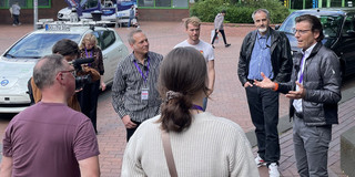 Teilnehmede des Walkshop stehen im Kreis und sprechen miteinander