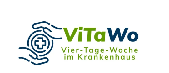 Logo des Projekts „ViTaWo – Vier‑Tage‑Woche im Krankenhaus“. Links ist ein Symbol mit zwei stilisierten Händen und einem medizinischen Kreuz in einem Kreis zu sehen. Rechts daneben steht der Schriftzug „ViTaWo“ in Grün und Blau, darunter „Vier‑Tage‑Woche im Krankenhaus“.