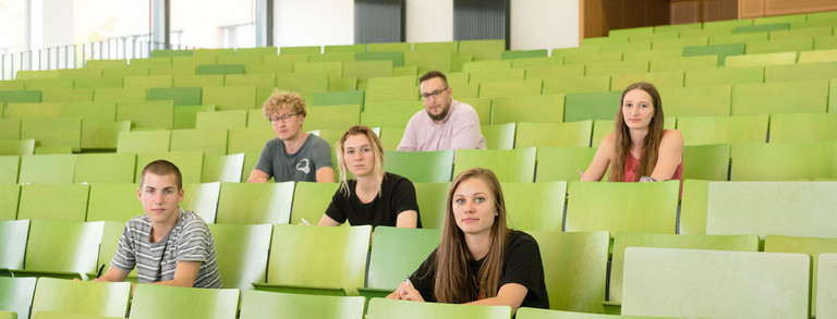 Eine Gruppe Studierender im Hörsaal.